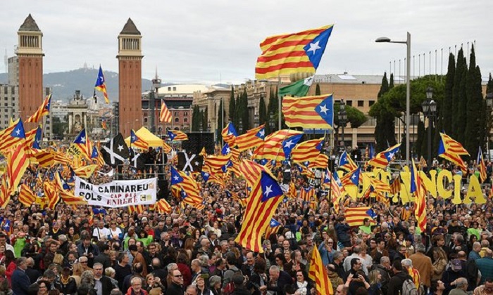 Catalan referendum: Voters mass as showdown looms